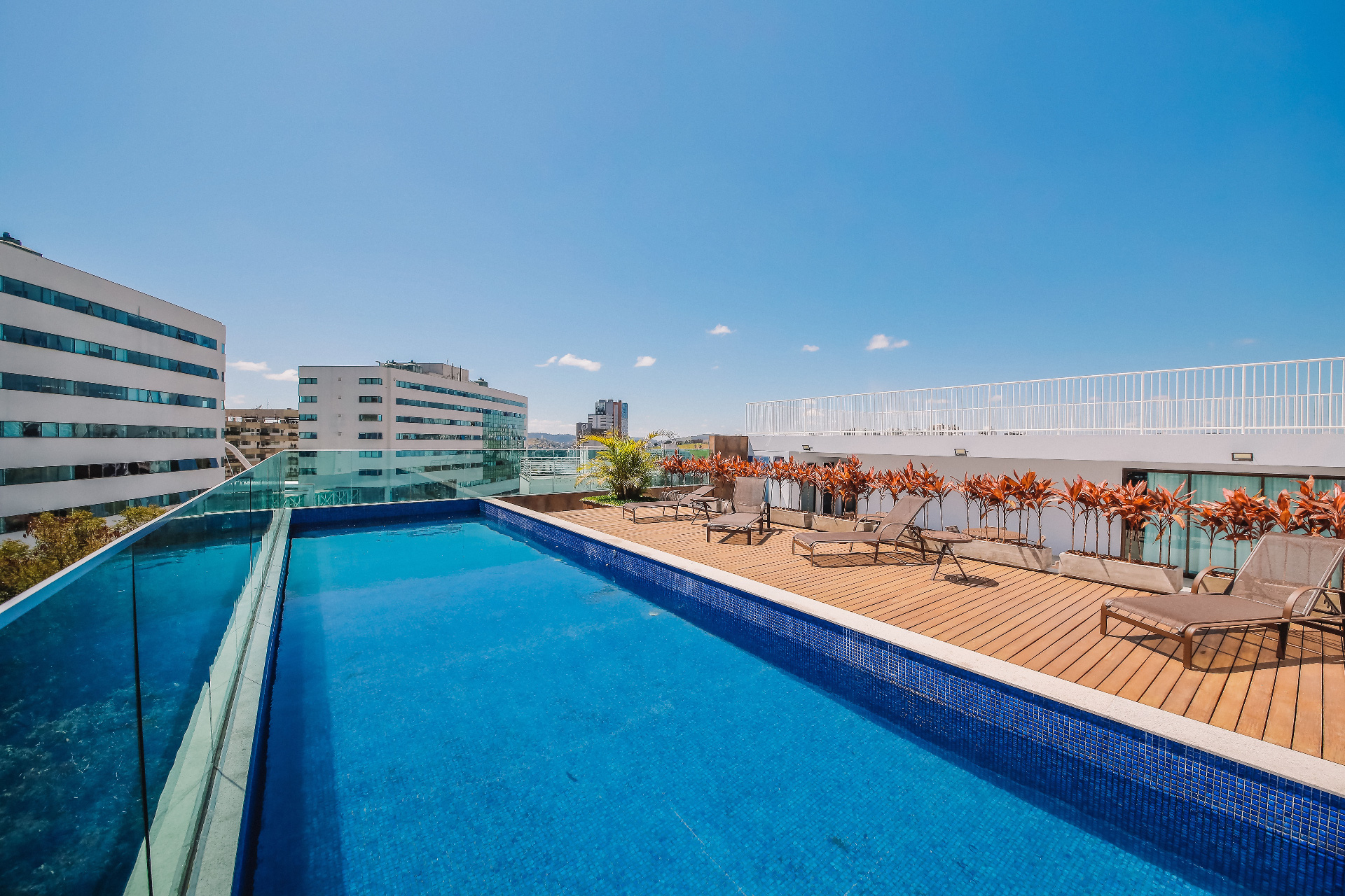 Piscina no terraço de lazer de empreendimento da Raya Engenharia