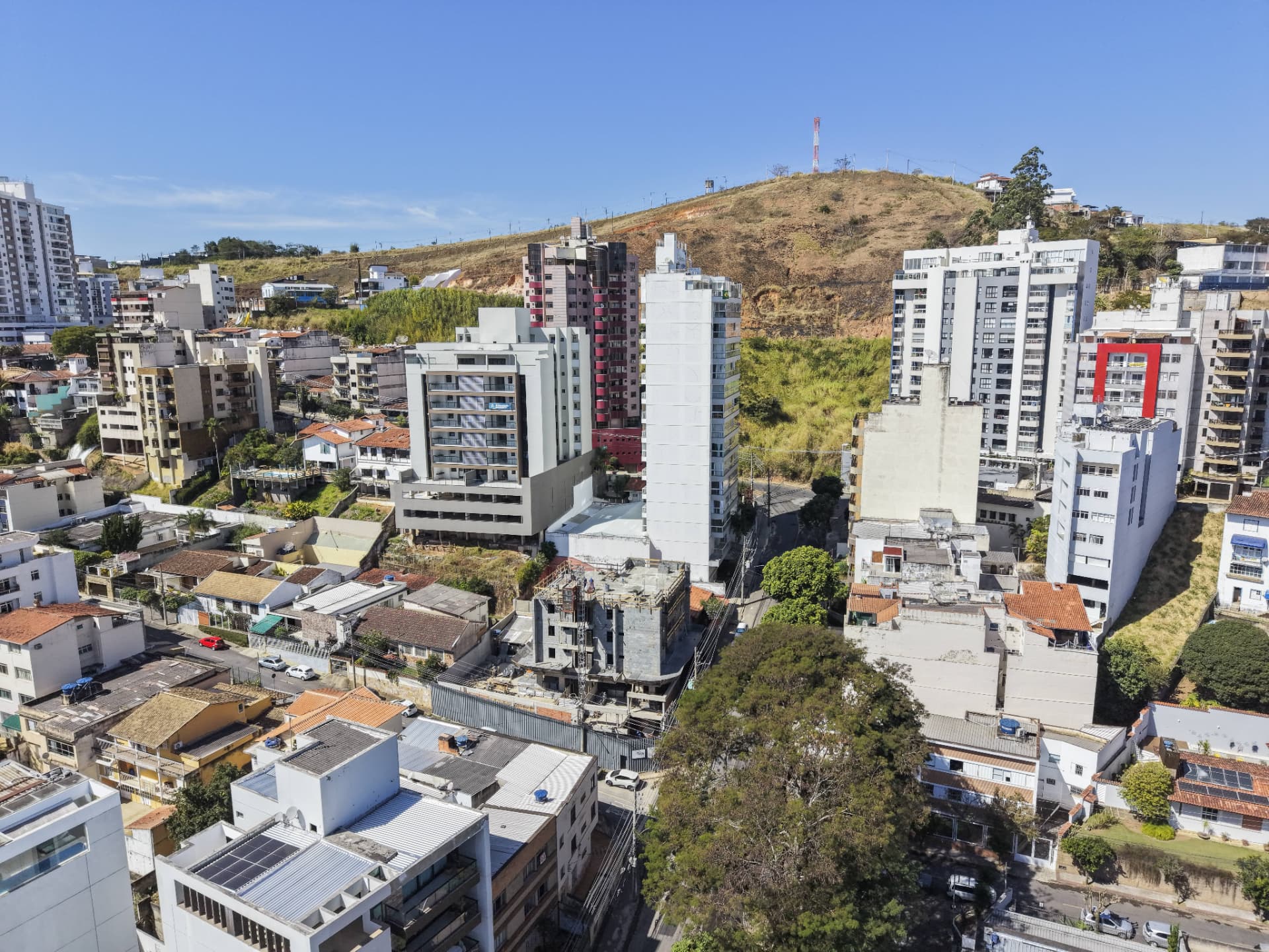 Vista aérea da obra do Raya Top Life na Rua Coronel Vaz de Melo, no Bom Pastor